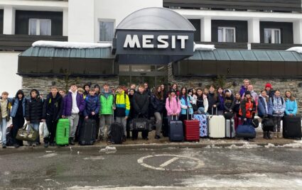 HLÁŠENÍ Z LYŽAŘSKÉHO KURZU 7.A  A 7.B!
